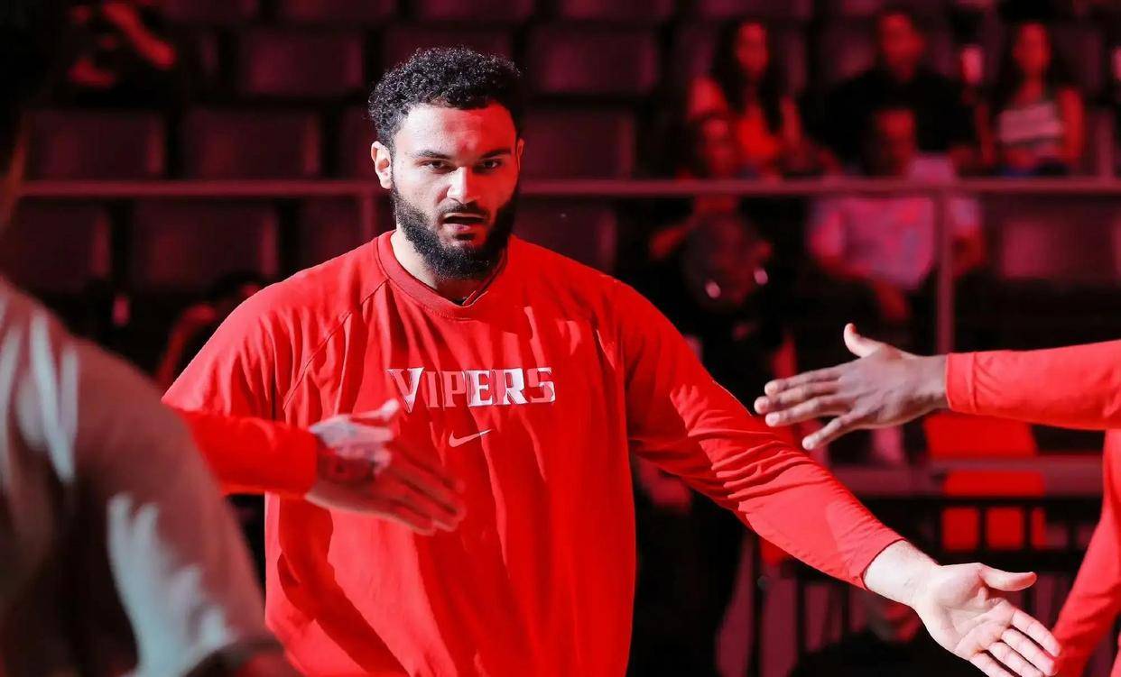 英雄联盟投注-包含丹佛掘金迎CBA常规赛关键赛，集结日更衣室发声，压力陡增，临场指挥获称赞的词条